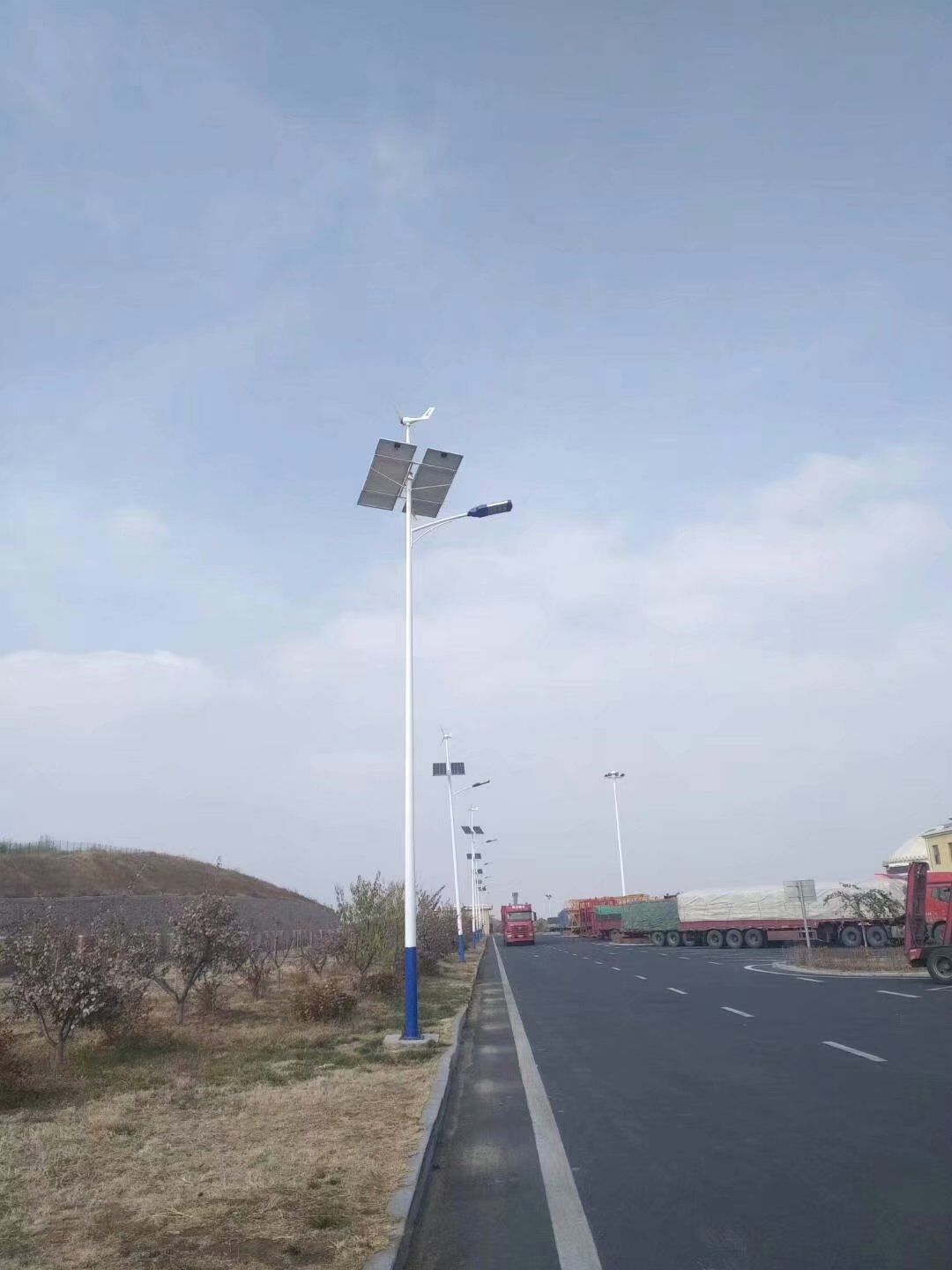 南京歐陸電氣風光互補照明系統，設備配置功率300W.jpg
